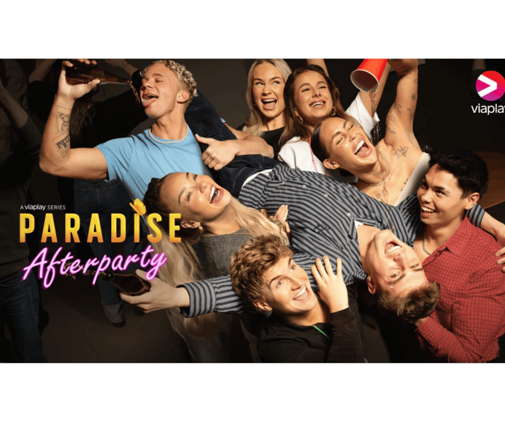 Ungt selskab poserer tæt sammen til en festlig Viaplay-serieplakat for Paradise Afterparty.