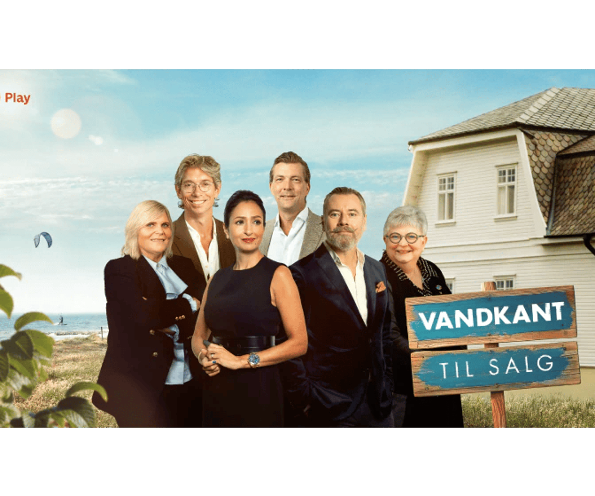 Promobillede for Vandkant til salg på TV2 Play med seks personer foran et hus ved vandet og et skilt med teksten Vandkant til salg.