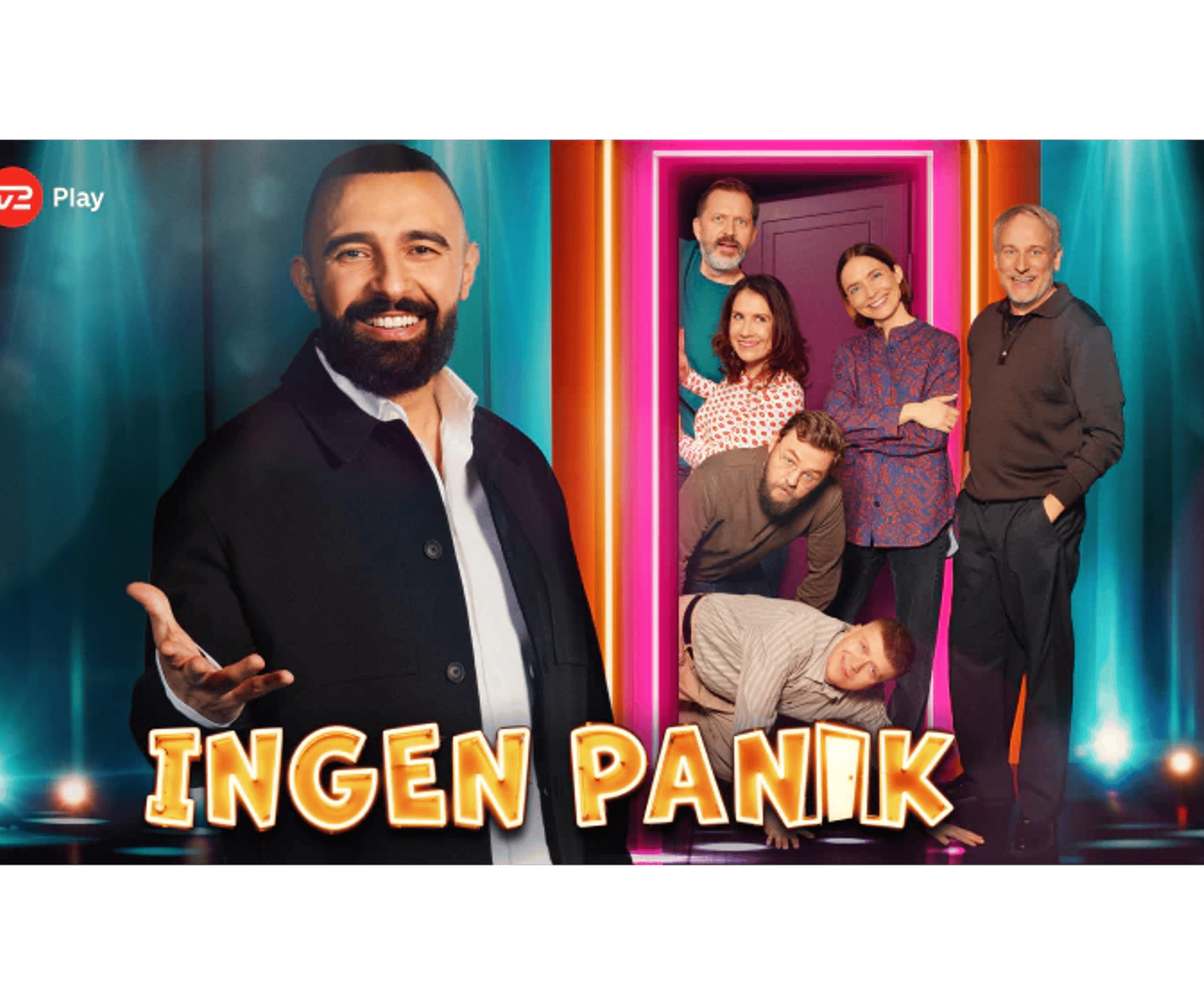 TV2 Play-plakat med teksten Ingen panik og seks personer foran en farverig neonramme.
