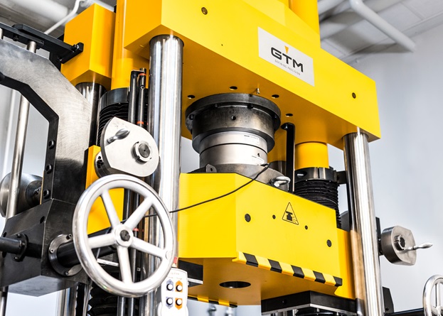 Vejecelle fra Eilersen Electric kalibreres i Danmarks største kraftmaskine