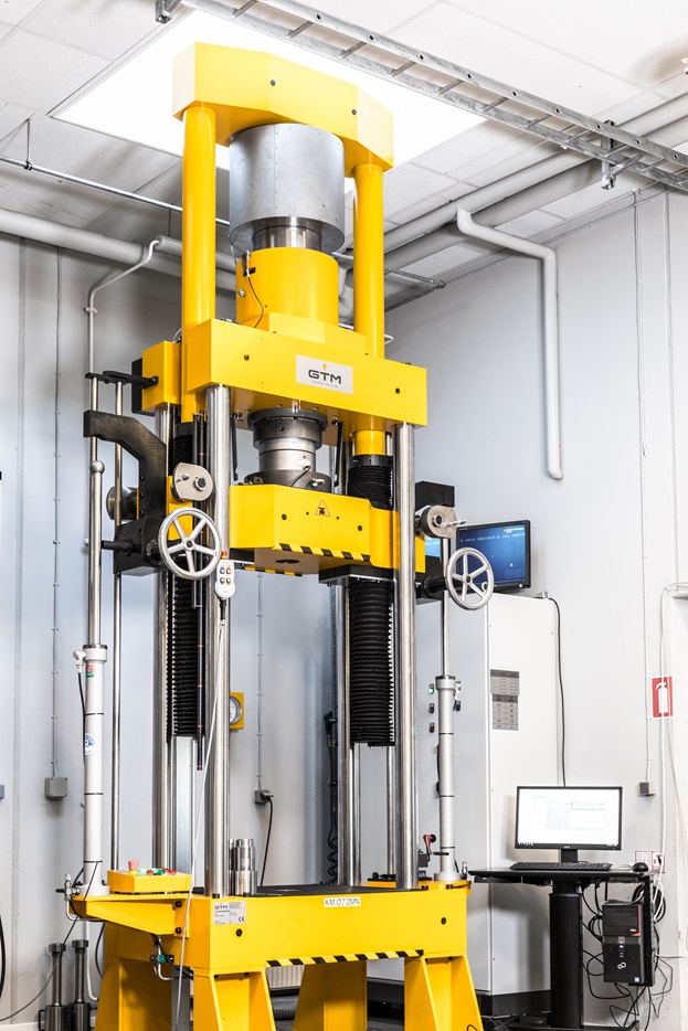 Kalibrering af vejecelle fra Eilersen Electric i Danmarks største kraftmaskine