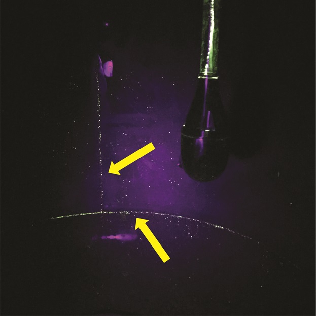 Rester af penetrant i tank efter 2 minutters vask. Forsøg foretaget af FORCE Technology på Alfa Lavals testcenter.