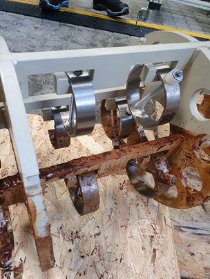 Figure 1b Sample rack at Welltec’s facility after 4 weeks exposure partly to brine to formation water + ScCO2 with impurities mixture and partly to only supercritical CO2 with impurities.
