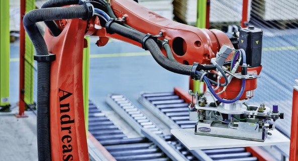 Robotarm i produktionsanlæg