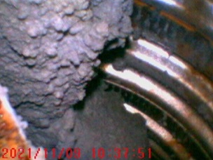 Fjeludstøbt rør med klumper af materiale i røret.