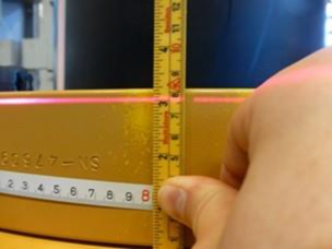 En hånd, der anvender måleudstyr ved installation