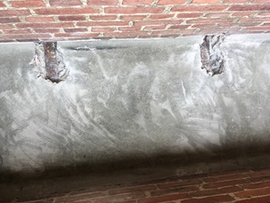 Ophugninger på oversiden af altanpladen (bliver lukket efter inspektionen)